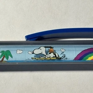 Snoopy's Surf Shop Diamond Head Hawaii penna galleggiante cane pagaia arachidi arcobaleno - Foto 1 di 10
