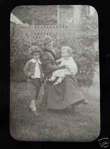 Linterna Mágica de Vidrio Diapositiva EDWARDIANA DAMA SENTADA CON NIÑOS C1910 - Imagen 1 de 2