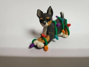 Adorno de Navidad CHIHUAHUA ENREDADO EN LUCES Tricolor HECHO A MANO NUEVO - Imagen 1 de 3