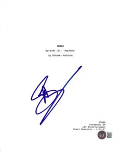 STEPEHN AMELL SIGNED HEELS FULL PILOT SCRIPT AUTHENTIC AUTOGRAPH BECKETT COA - Picture 1 of 3