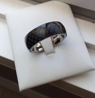 Alianza de boda de acero inoxidable de 8 mm de fibra de carbono negra para hombre talla 9-13,5 Foto 1 de 2