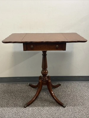 "Mesa Imperial de Caoba Hoja Caída con Pies de Garra Frenador Tiradores 26"" de Alto" Foto 1 de 4