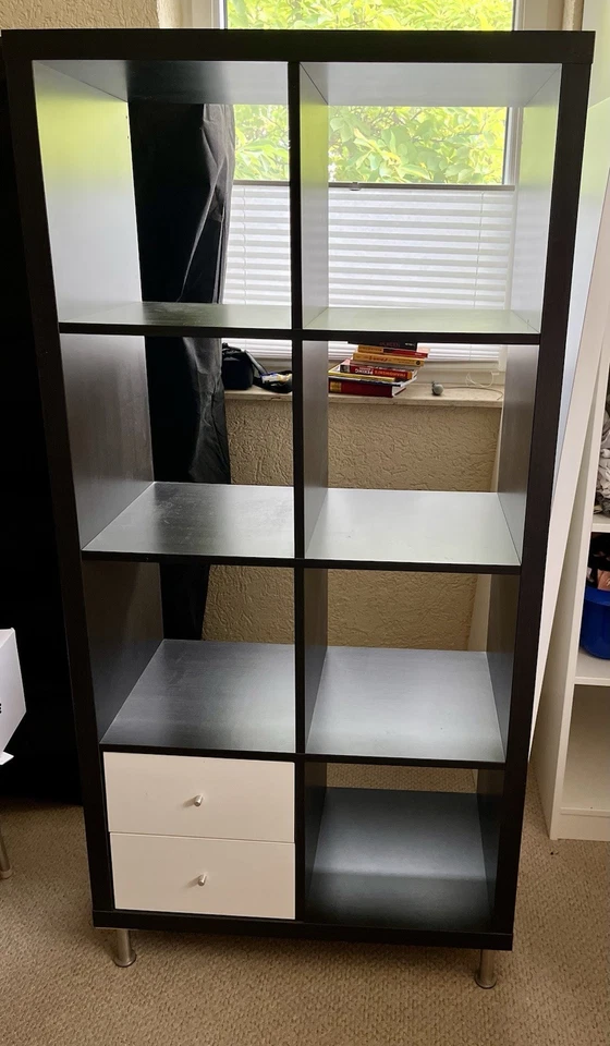 IKEA Kallax Regal 150 Cm, 8 Fächer mit Füßen und 2 Schubladen, Schwarz/ Weiß - Bild 1 von 1