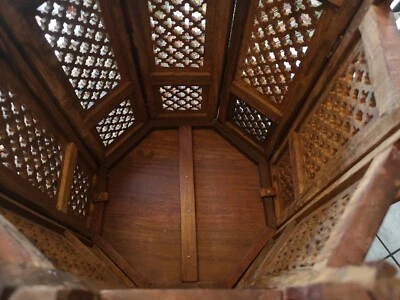 mesa de café siria tallada a mano Foto 1 de 4