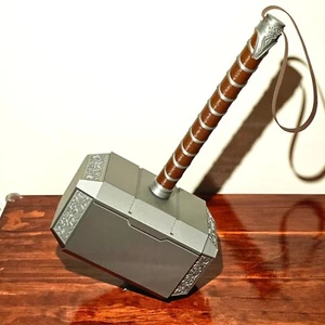 Lebensgroßer Thors Hammer Mjolnir Requisite Replik mit Ständer für Cosplay & Halloween - Bild 1 von 9