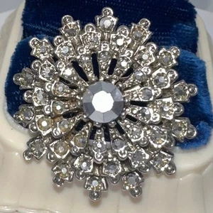 Broche Sunburst de pedrería metálica espejada plateada vintage firmado por arte - Imagen 1 de 7