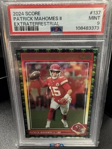 👽 2024 Score - #137 Patrick Mahomes II Extraterrestrial Refractor Card PSA 9 👽 - Bild 1 von 3