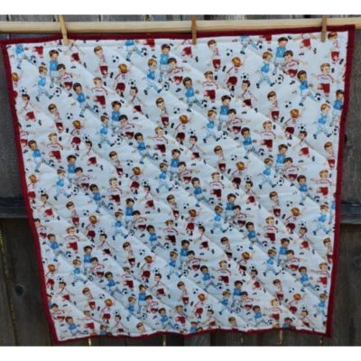 Детское одеяло на коленях лоскутное одеяло для маленьких мальчиков футболисты 36,5 на 38,5 ручная работа - Изображение 1 из 4