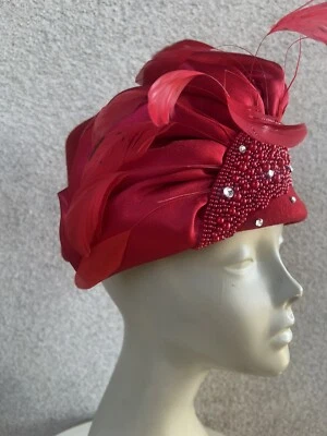 De Colección Mr HI’s Rojo Pastillero Sombrero Plumas Cuentas Talla 22.5” 7 1/8 Foto 1 de 4
