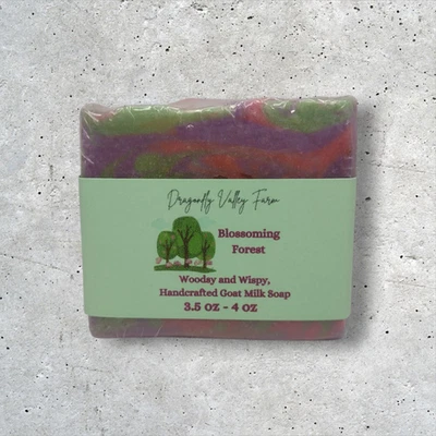 Jabón de leche de cabra hecho a mano Blossoming Forest - notas cítricas, florales y terrosas, 3,5-4 oz Foto 1 de 3