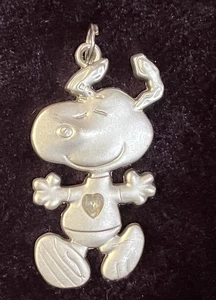 ERDNÜSSE Tanzen SNOOPY Zinn Anhänger Charm mit Herz Edelstein von Pinnacle Designs - Bild 1 von 4