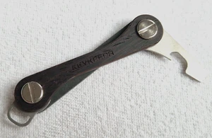 KEYKEEPA - Schlüsselanhänger mit Flaschenöffner + Öse - Dunkelbraun Edelholz - Bild 1 von 5