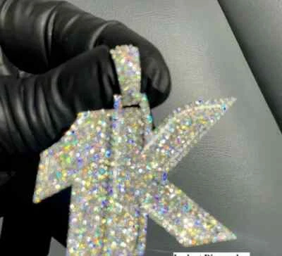 Colgante Moissanita Real Corte Redondo 3Ct Personalizado Cualquier Letra Chapado en Oro Blanco 14K Foto 1 de 4