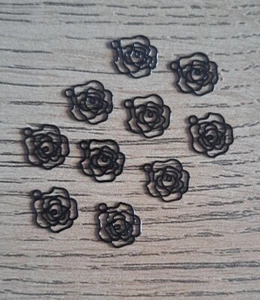 Sachet de 10 breloques rose noire, métal fin, 1.1 X 1 cm, Neuf (A16) - Imagen 1 de 3