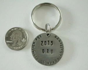 2015 The Ultimate 5K Arena Challenge ORU Oral Roberts University Schlüsselanhänger Ring - Bild 1 von 2