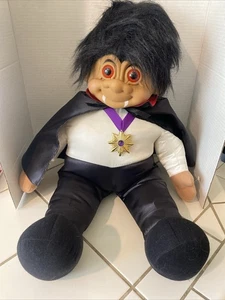 RARA BAMBOLA VINTAGE Russ Jumbo Troll enorme 27" Halloween Conte Dracula FANG - Foto 1 di 6