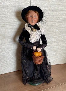 Byer's Choice Caroler Halloween Schwarze Witwe Spinne Amulett Glitzer Kleid LESEN - Bild 1 von 16