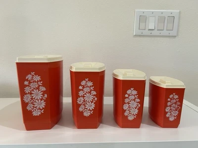 Juego de 4 contenedores de cocina de plástico retro naranja floral con tapas Foto 1 de 4