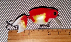 Neu KOI Goldfish schwimmender Angelköder 58mm 7,5g Crankbait Süßwasserbarsch - Bild 1 von 9