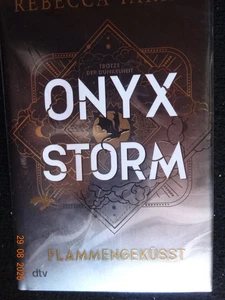 Rebecca Yarros | Flammengeküsst-Reihe (3) Onyx Storm | Farbschnitt limitiert - Bild 1 von 1