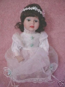 8 Zoll ~ Kathay ~ sitzend ~ viktorianische Porzellanpuppe ~ Stoffkörper - Bild 1 von 1