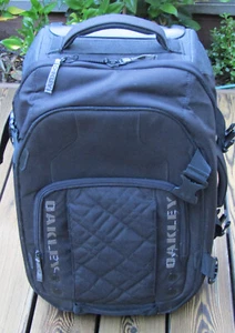 OAKLEY Roller Duffel Bag 22” Carry On Luggage Black HTF Original - Picture 1 of 6