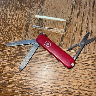 Navaja de Bolsillo Victorinox Swiss Army Classic SD, Roja Victorinox Usada Sin Caja Foto 1 de 4