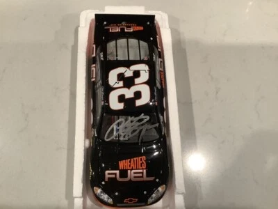 CLINT BOWYER 2011 AUTOGRAFIADO CHEVY IMPALA WHEATIES COMBUSTIBLE FUNDIDO A PRESIÓN Y TARJETA Foto 1 de 4