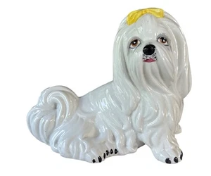 Vintage signierte italienische Keramik Malteser Hund Figur 7,5”x9” gelbe Schleife Mid Century - Bild 1 von 7