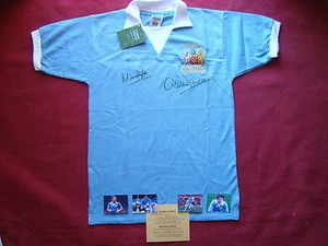 MANCHESTER CITY MICK DOYLE & DENNIS TUEART SIGNED 1976 LEAGUE CUP SHIRT JERSEY - Picture 1 of 9
