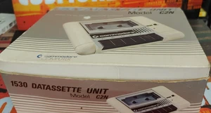 Commodore 1530 Datassette Unit C2N per 64 128 (con scatola e 2 manuali) funziona 8bit 0208 - Foto 1 di 8