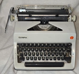 Olympia de Luxe Manual Typewriter with Case Vintage, West Germany, Tested - Picture 1 of 12