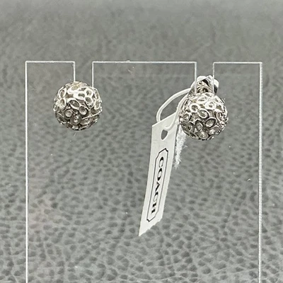 Pendientes Coach para mujer tono plata bola redonda poste logotipo joyería de diseñador Foto 1 de 4