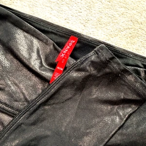 Leggings Spanx de cuero sintético para mujer medianos negros brillantes elásticos yoga - Imagen 1 de 9