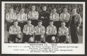 DAILY EXPRESS-FOOTBALL TEAM GROUP 1956/57 (POSTCARD)-#58- BRENTFORD - Picture 1 of 2