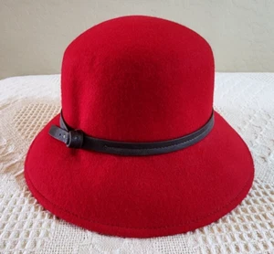 NWOT Nine West Red 100% Wool Cloche Bell Hat Brown Faux Lether Trim Classy - Picture 1 of 8