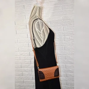 Borsa a tracolla in ecopelle testurizzata marrone e nera - Foto 1 di 7