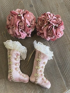 Lote de 4 Adornos de Navidad Botas Victorianas de Felpa, Bolas de Beso Oro Rosa - Imagen 1 de 2