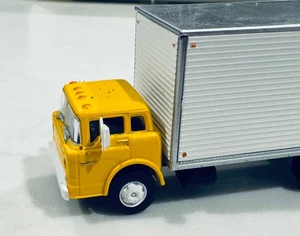 Athearn 02747 HO gelb/weiß Ford C-Serie mit Transporteraufbau rollfertig - Bild 1 von 4