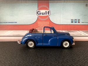 SAICO DIECAST 1:26 MORRIS MINOR CABRIO OPEN - BLUE / MAROON - Bild 1 von 3