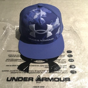 Under Armour 1362189-561 Jungen bedruckte flache Krempe Kappe verstellbar Druckknopflasche, neu - Bild 1 von 3