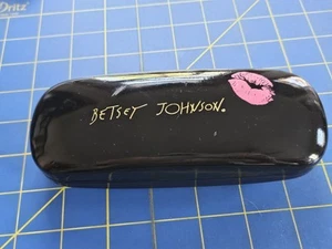 Estuche para Anteojos Betsey Johnson Negro con Logo Dorado Letras y Lápiz Labial Rosa Beso - Imagen 1 de 5