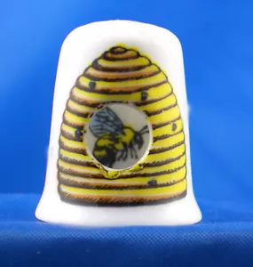 Birchcroft China Fingerhut -- Peep -- Biene im Bienenstock -- Kostenlose Kuppelbox - Bild 1 von 2