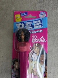 BARBIE Pez Dispenser ~BARBIE con CAPELLI RICCI NERI ~ [Cardato] Uscito 2024 - Foto 1 di 6