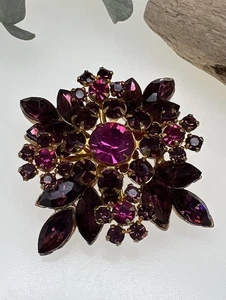 Precioso broche prendedor vintage de diamantes de imitación rosa púrpura tono dorado bisutería 💜 - Imagen 1 de 16