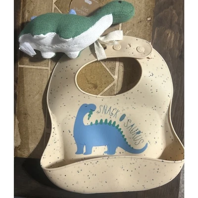 Juego de babero y sonajero de silicona de dinosaurio Mud Pie Baby Boy NUEVO Foto 1 de 4