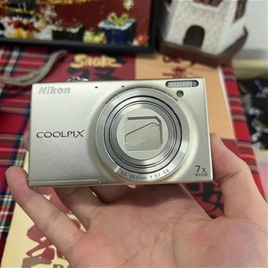 Cámara digital Nikon COOLPIX S6100 16 MP 7x zoom óptico con accesorios plateada - Imagen 1 de 6