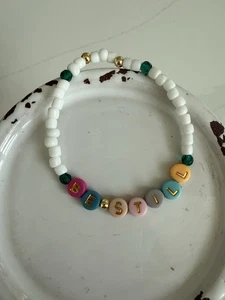 Pulsera elástica bíblica inspiradora hecha a mano “Be Still” 6.5. Pulgadas de regalo - Imagen 1 de 4