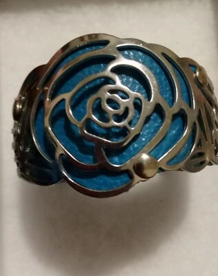 Bracelete de couro rosa azul recortado tom prata - Imagem 1 de 3