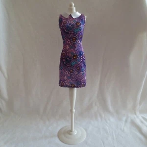 NEU 2018 Barbie Model Muse Abschluss Puppe lila Blumen Kleid Absolventen Kleidung - Bild 1 von 6